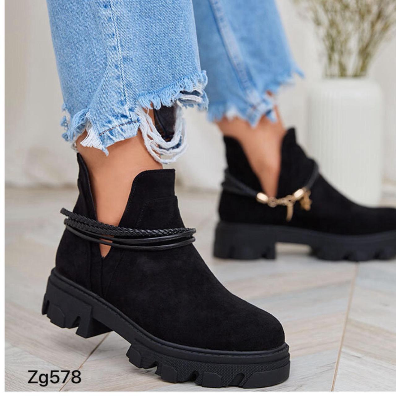 Botin negro accesorio cadena dorada suela 4cm NS255 C-77